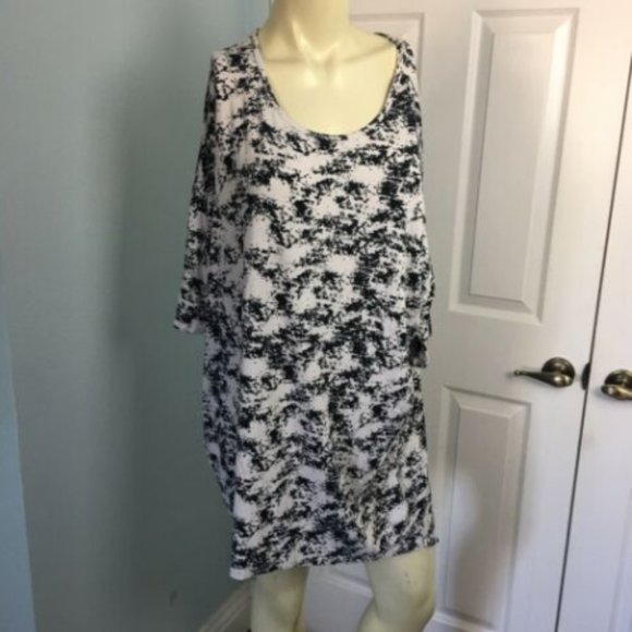 LuLaRoe Tops - LulaRoe Irma Tee Tunic Shirt Large Black & White